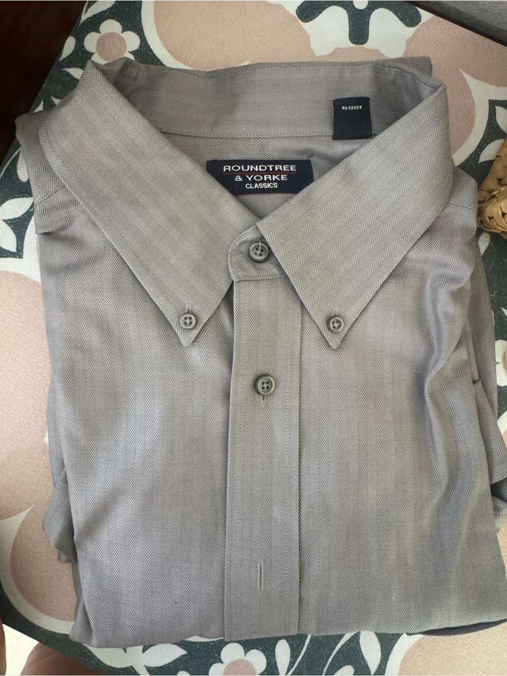 Roundtree & Yorke Men's Button-Down Shirt in Light Gray